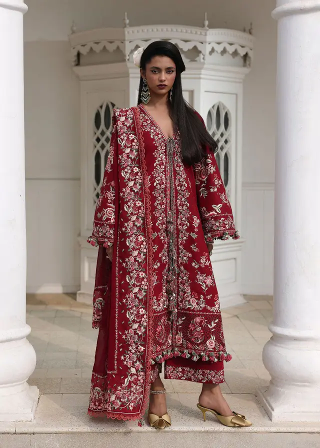 Kastanaa luxury lawn full-length primary view