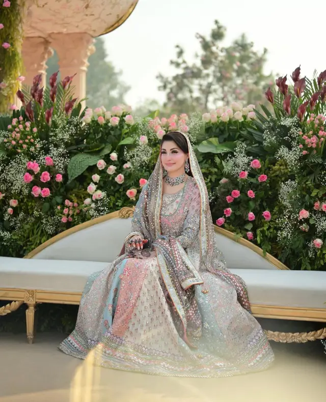Nomi Ansari - Maryam Nawaz Pastel outfit full-length primary view