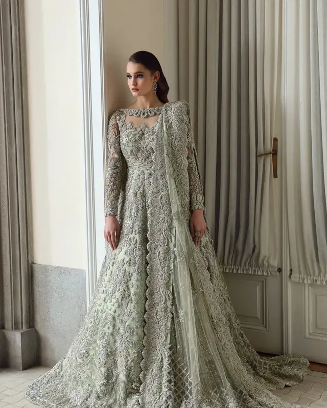 Republic Womenswear – Celestia in pistachio green – full outfit view