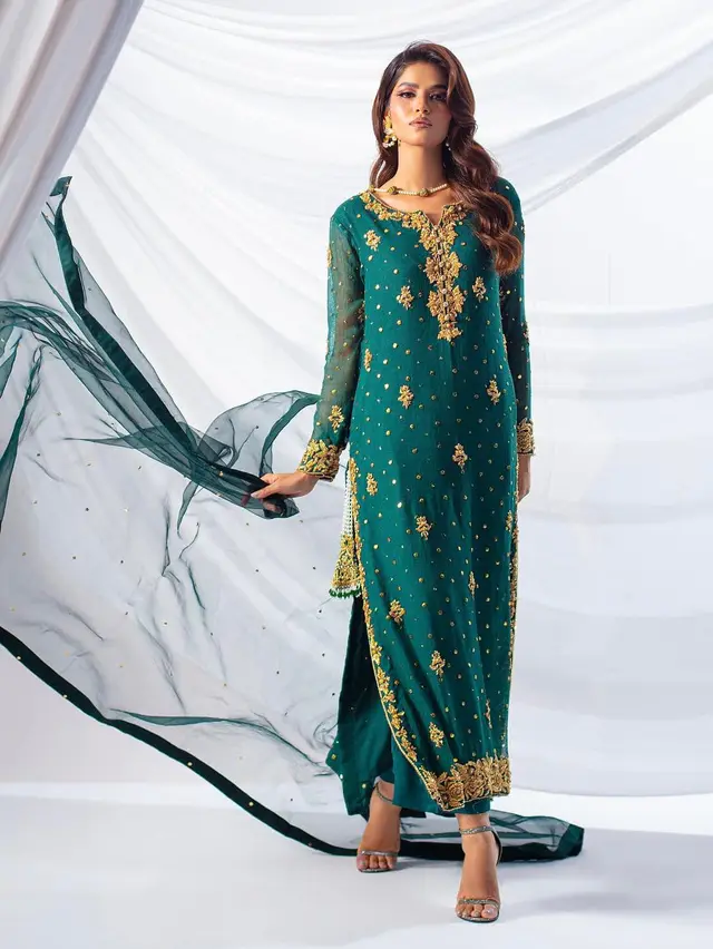 Sehrish Nadeem - Green kamdani full-length primary view