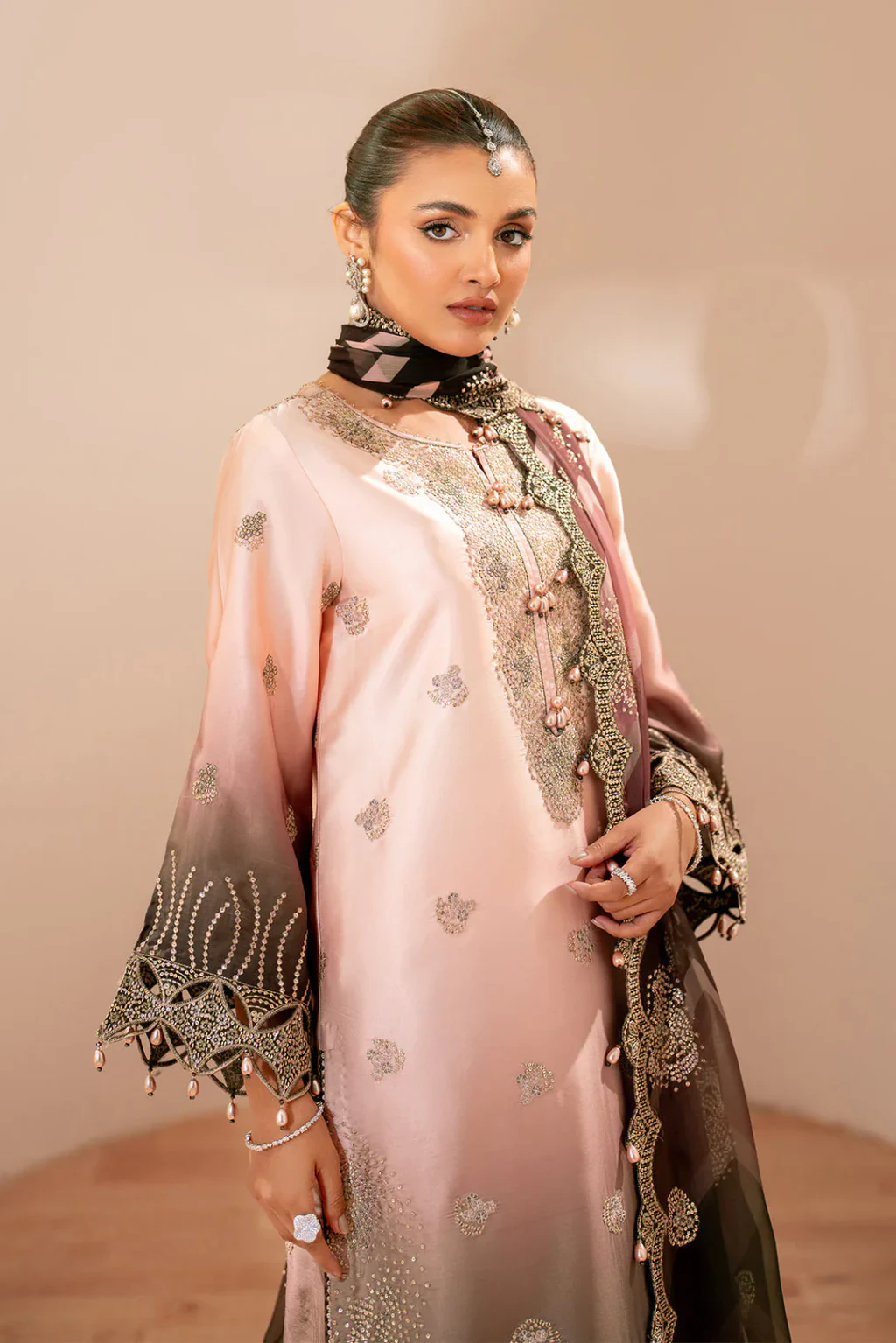 Alizeh – Rozella – full outfit view