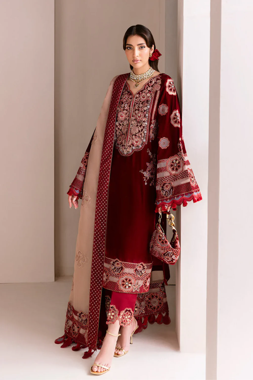 Alizeh – Velzari – full outfit view