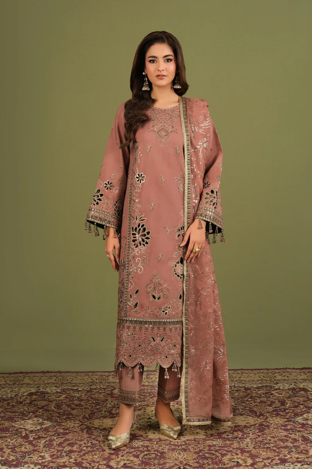 Alizeh – Vesper – full outfit view