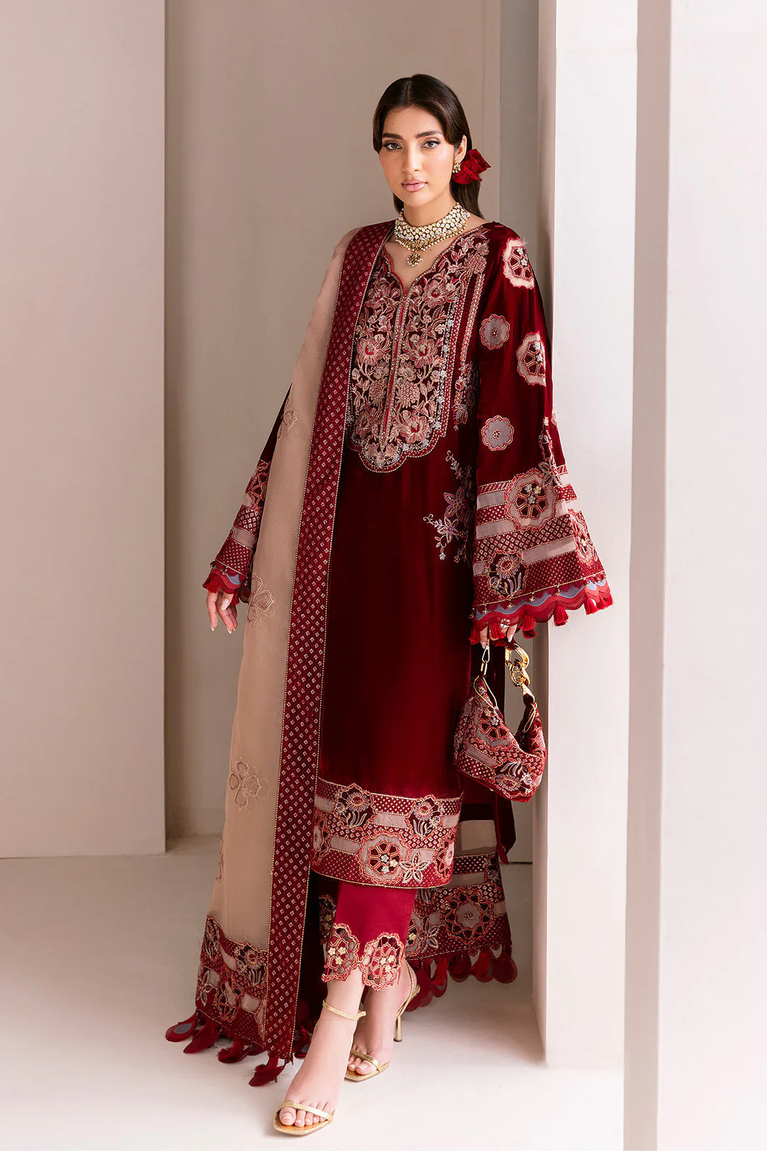 Alizeh – Velzari – full outfit view