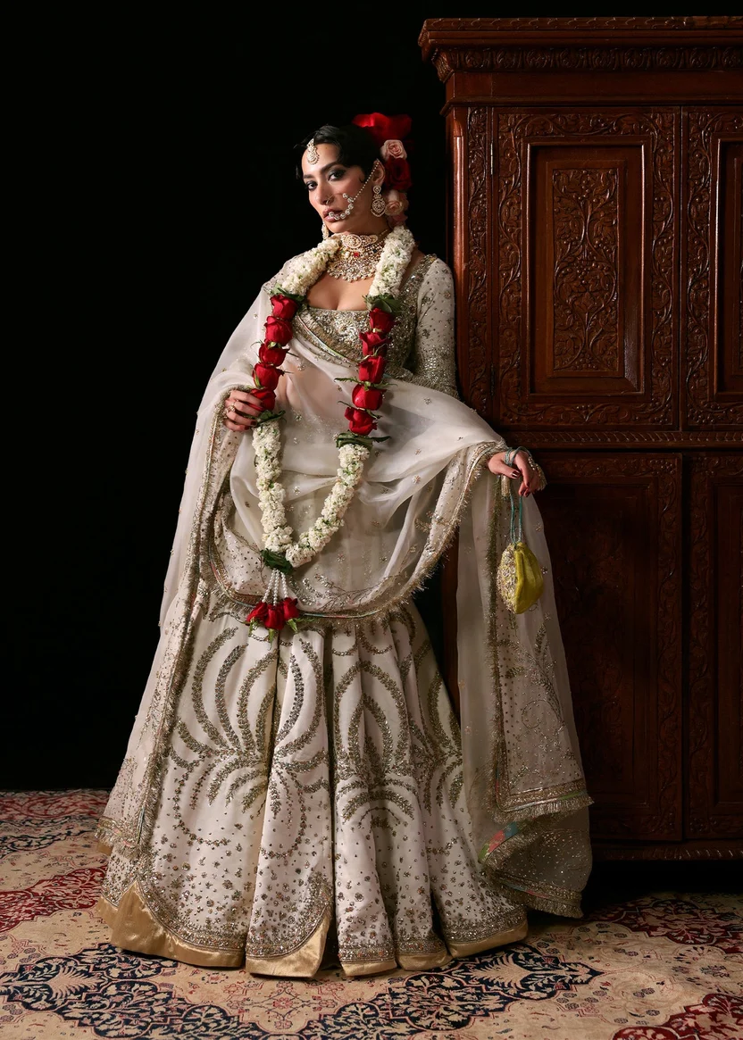 Hussain Rehar – Chamkeli Oak White and Antique Gold full front dupatta model view